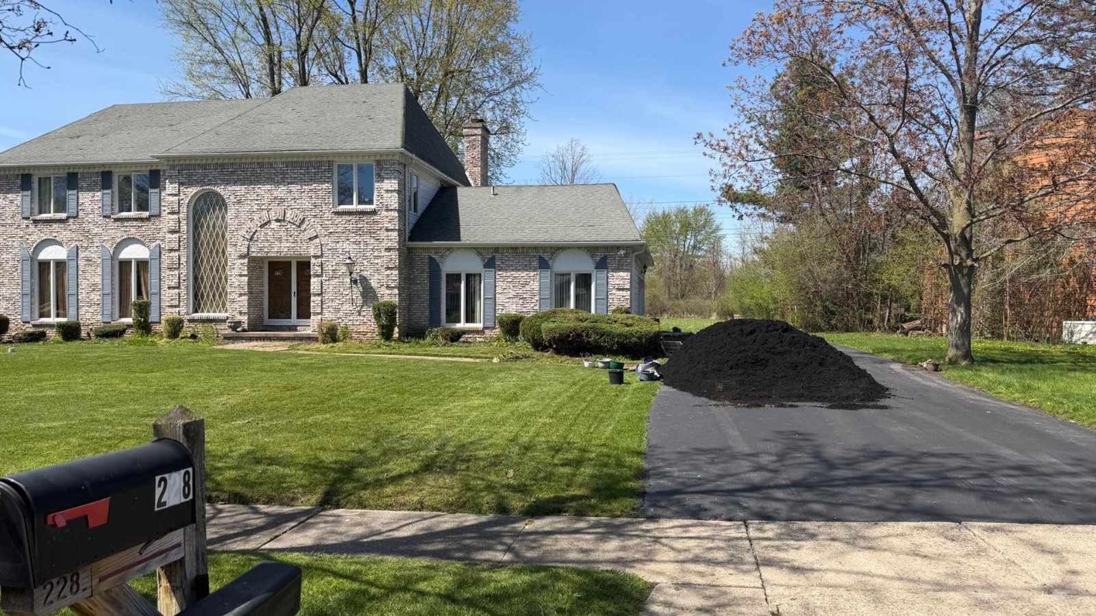 Expert Landscaping in Clarence, NY: Design Ideas & Cost Breakdown Affordable Black Mulch Delivery in Buffalo NY Cost and Tips